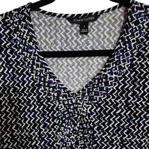 41 Hawthorn Women's Size Small Long Sleeve V-Neck Blue Geo Pattern Shirt Top - Picture 2 of 8